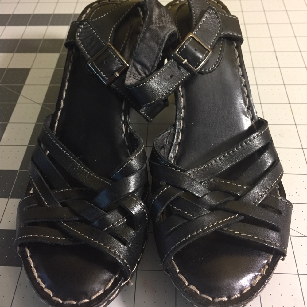 White mountain black sandals size 7m